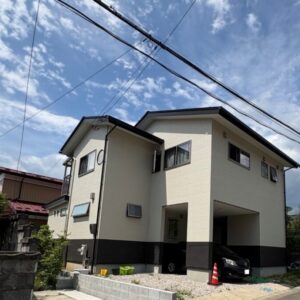 ピロティ駐車の家