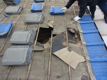 地震で壊れた瓦屋根と下地