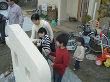 仙台市宮城野区岩切の注文住宅・お施主さんがＤＩＹで壁塗りをしています。