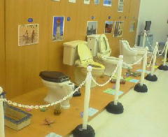TOTOショールームに展示してありました。「トイレ博物館」です