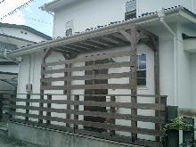 仙台市泉区友愛町で、住宅エコポイントを利用してパーゴラを設置しました。